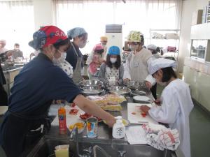 クリスマスケーキをデコレーション中2