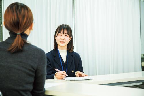 「保健師」卒業生の方を受けている写真