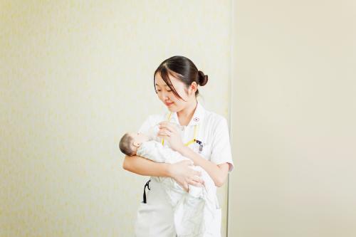 「助産師」卒業生のインタビュー風景