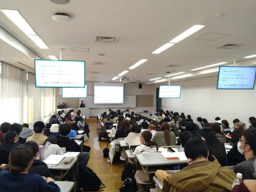 講義を受ける学生