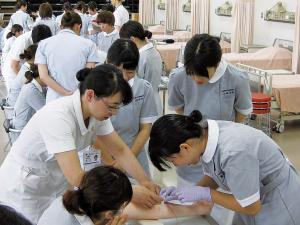 臨床看護師を交えた教育写真