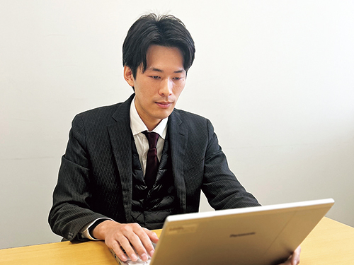 「保健師」卒業生のインタビュー風景
