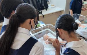看護技術体験-新生児の心拍確認